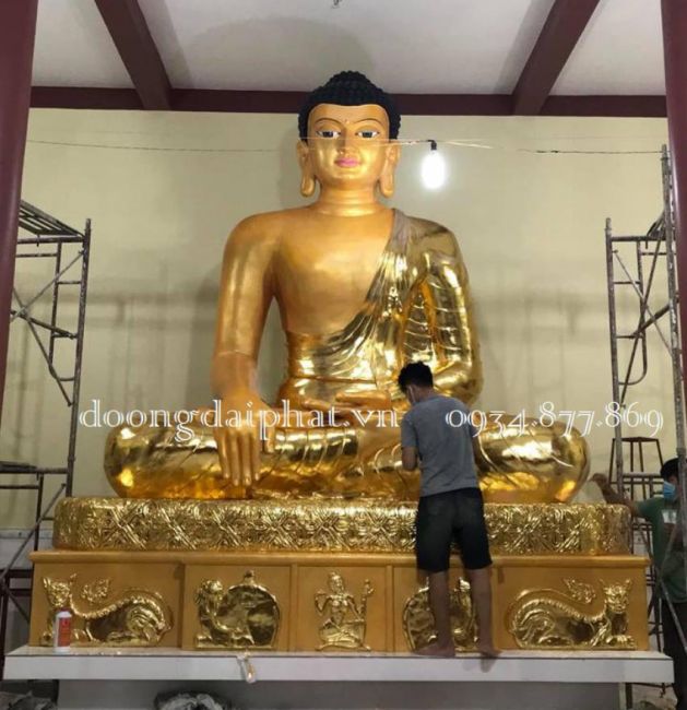 Dát vàng tượng phật tại chùa ở An Giang