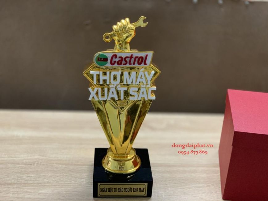 cúp bằng đồng mạ vàng