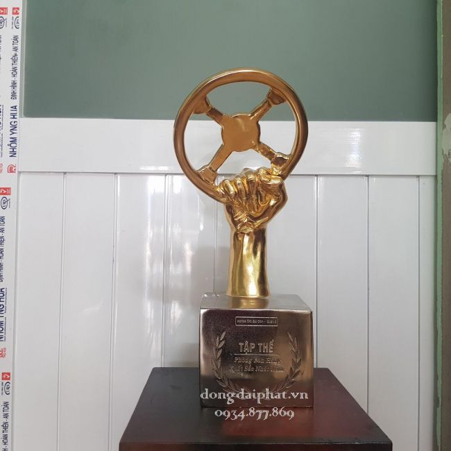 đúc cúp mạ vàng