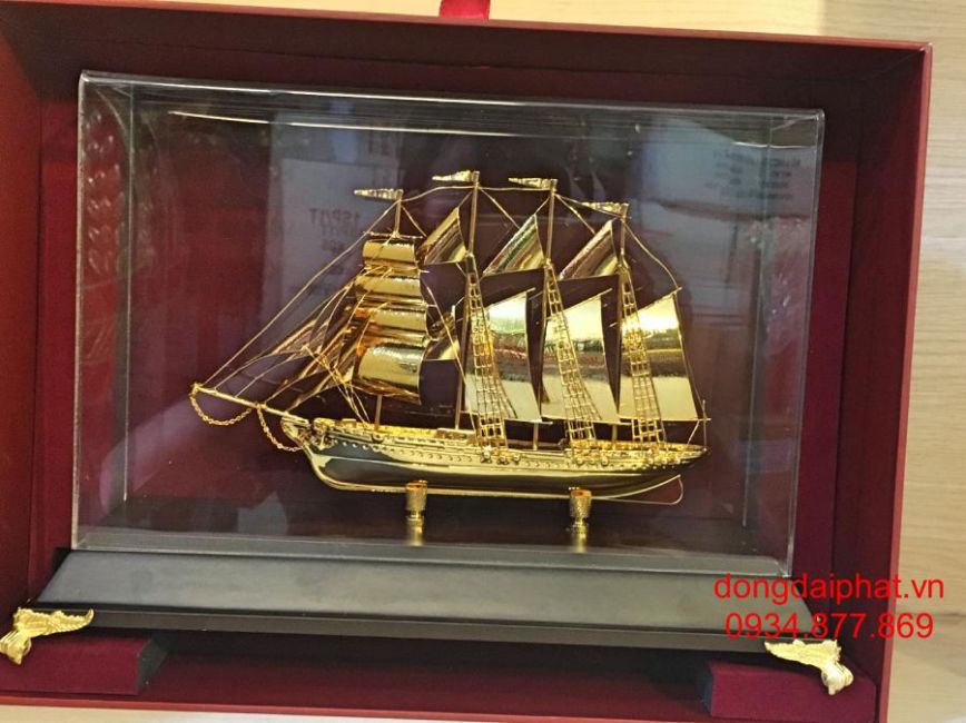 Mô hình thuyền buồm mạ vàng
