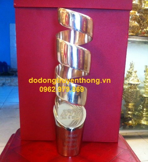 Đúc cúp HVT trao giải diễn viên xuất sắc cúp bằng đồng cho lễ trao giải HTV