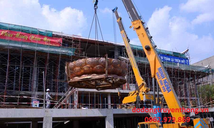 tòa sen đang được lắp đặt tại chính điện may cau dang lap dat toa sen tren chinh dien