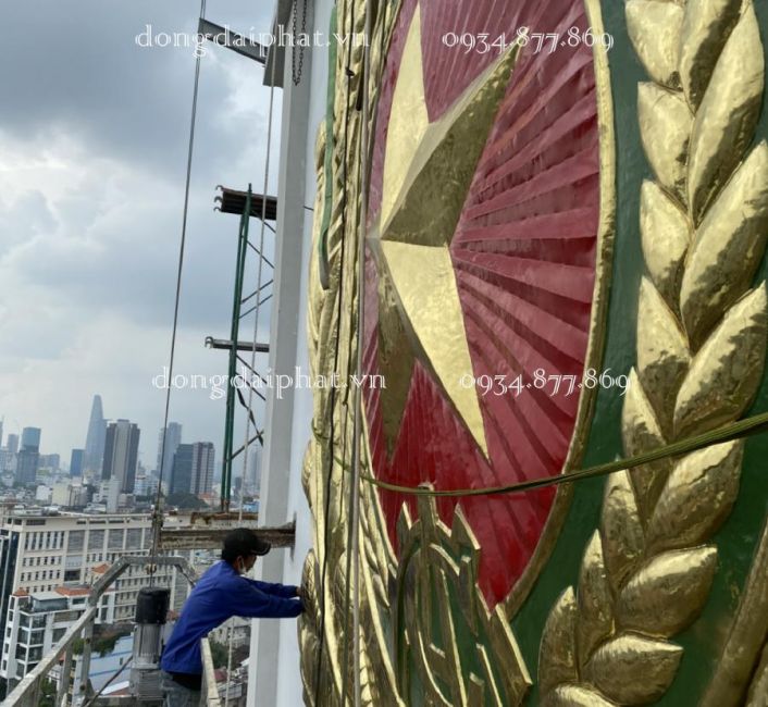 chi tiết lắp đặt logo công an