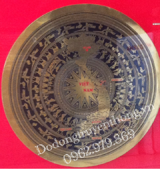 tang-tranh-mat-trong-dong-co-ban-do-cho-khach-nuoc-ngoai tặng mặt trống đồng ăn mòn có bản đồ