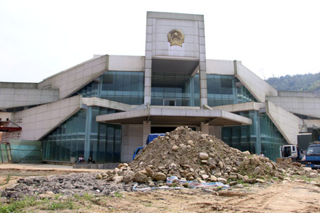 lap-dat-quoc-huy-bang-dong-treo-cua-khau-quoc-te  quốc huy treo cửa khẩu quốc tế