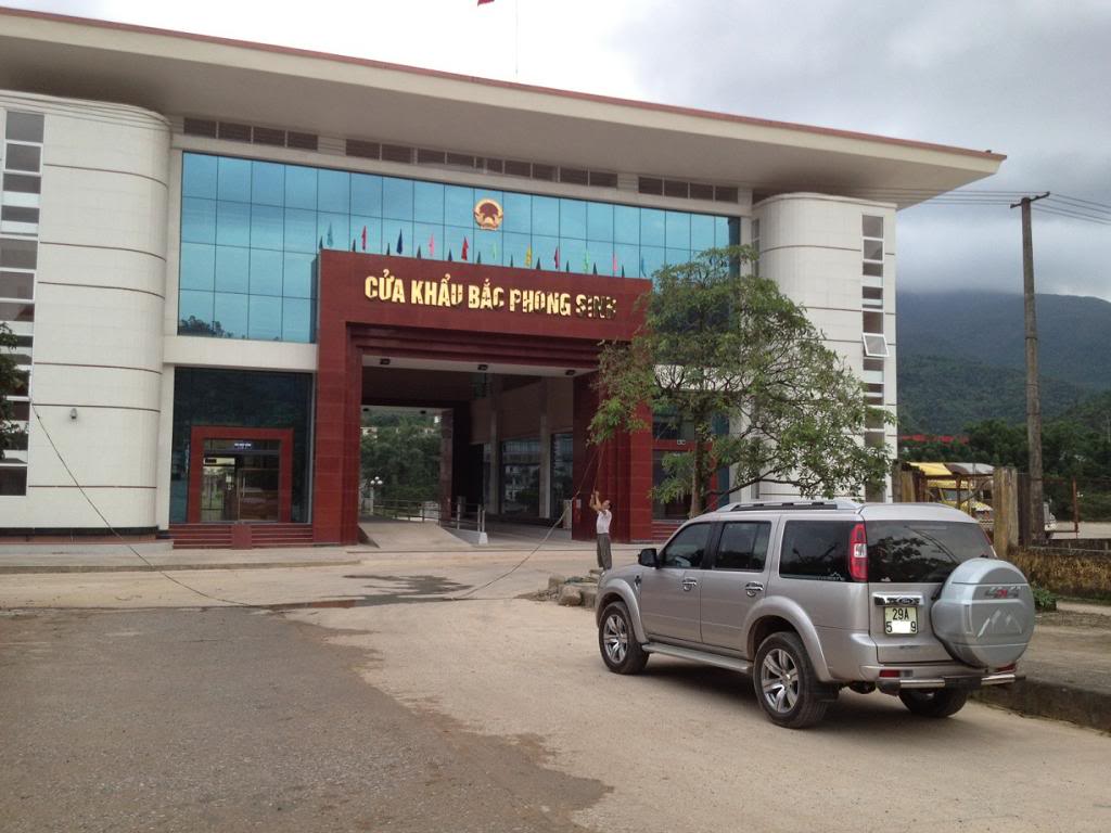 lap-dat-quoc-huy-treo-cua-khau  quốc huy treo toà nhà ở cửa khẩu quốc tế